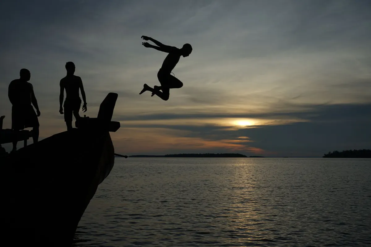 Sorong liveaboard vs Raja Ampat resort diving: pros and cons